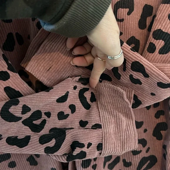 ePretty Chicago brand pink/rose cheetah design thin shacket jacket. Size Med - Picture 7 of 12